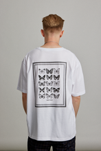 Lade das Bild in den Galerie-Viewer, Butterfly Showcase Shirt white
